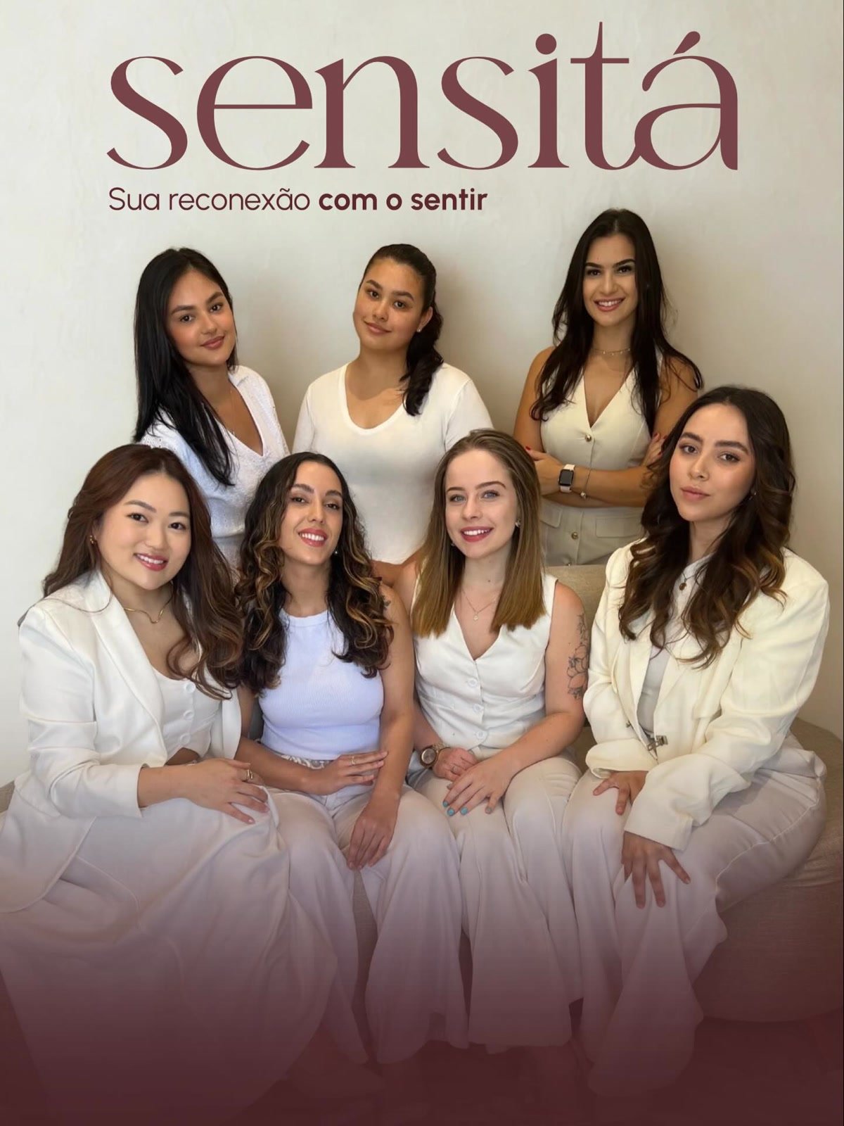 Equipe da Sensitá Clinic, profissionais de estética e saúde vestidas de branco sob o logo da marca